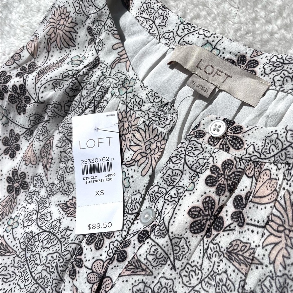 LOFT spring time dress. Size xs partial button down on the top.
